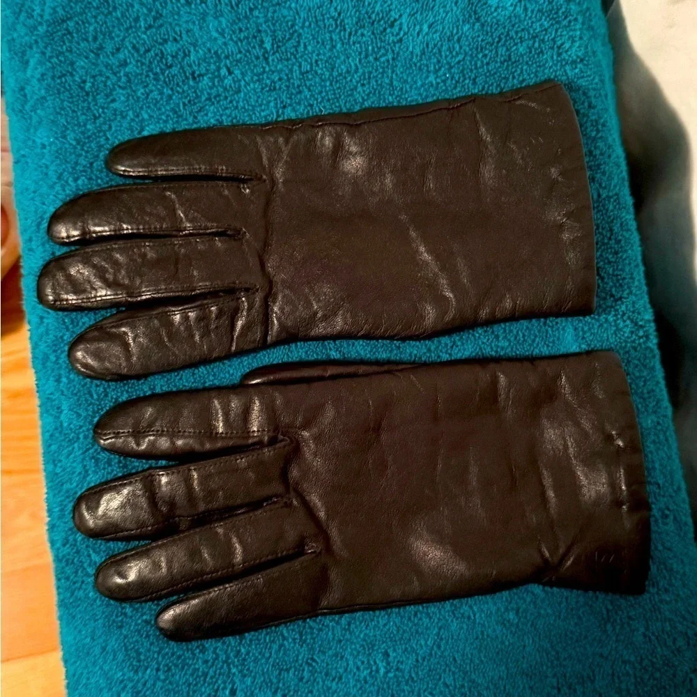 Isotoner Leather Driving Gloves Womens Sz M Black Leather Acrylic Nylon Lining